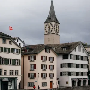 Aan de oevers van de rivier de Zürich posters & art prints door Ángelo González Romero - Premium Poster - 50x70 Remise