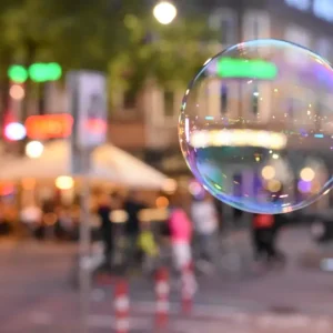 Zeepbel in Amsterdam posters & art prints door John Stefansson - Premium Poster - 50x70 Achetez Aujourd’hui