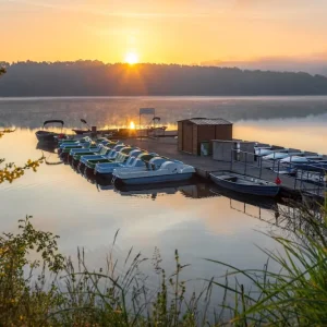 Zonsopgang aan het meer posters & art prints door David Schartner - Premium Poster - 50x70 Bon Marché