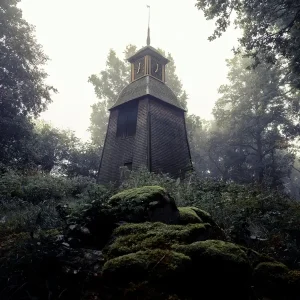 Acheter Direct De toren van de klok in mist posters & art prints door Marcus Bengtsson - Premium Poster - 50x70