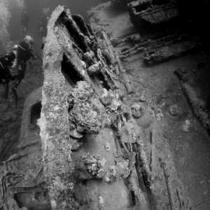 Wrak met duikers Z/W posters & art prints door Sabrina Signer - Premium Poster - 50x70 Prix Choc