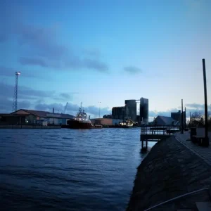 Acheter Direct Een rustige haveningang posters & art prints door Sofie Heinsvig - Premium Poster - 50x70