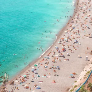 Zomerseremonie: Een levendige stranddag posters & art prints door Grace Digital Art Co - Premium Poster - 50x70 Nouvelle Collection