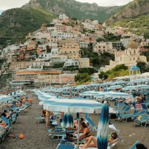Zonovergoten sereniteit: het strand van Positano posters & art prints door Helena Schauff - Premium Poster - 50x70 Super Prix
