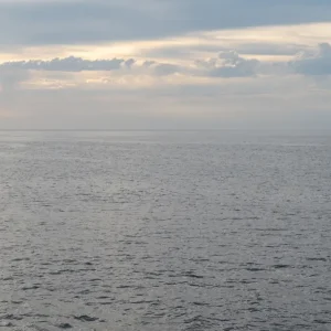 Zilvergrijze zee en bewolkte hemel posters & art prints door Adriana Mueller - Premium Poster - 50x70 Nouveauté