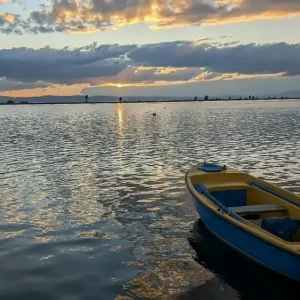 Achat Immédiat Enity at Sunset: Een kalme boot op kalm water posters & art prints door Deniz Valder - Premium Poster - 50x70