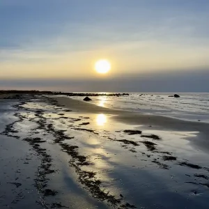 ZWEDEN Vredige zonsondergang over rustige kustlijn posters & art prints door Jonas Ohlsson - Premium Poster - 50x70 Acheter Direct