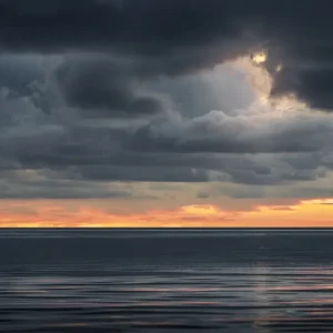 Achat Immédiat Doorbraak: Dramatische zonsondergang boven de Kattegat" posters & art prints door Mathias Strandberg - Premium Poster - 50x70