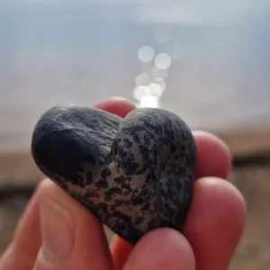 Achat Immédiat Natuurliefde: Een hartvormige steen bij het water posters & art prints door Pernilla - Premium Poster - 50x70