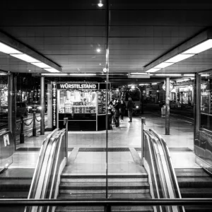 Worstkraam en roltrappen posters & art prints door Tomislav JOSIPOVIC - Premium Poster - 50x70 Dernière Chance