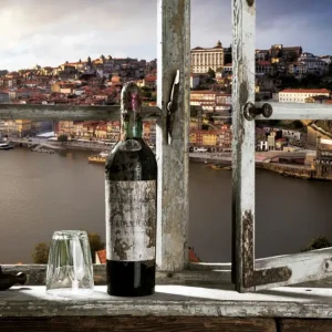 Achat Immédiat Uitzicht op het raam van Porto posters & art prints door Jürgen Wiesler - Premium Poster - 50x70