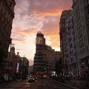 Zonsondergang in Gran Vía posters & art prints door Daniela Marcano - Premium Poster - 50x70 Commander Vite