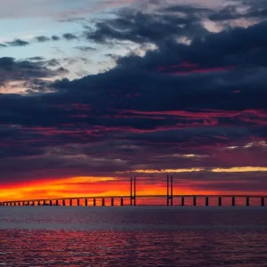 Zonsondergang bij brug posters & art prints door Bengt Lerkén - Premium Poster - 50x70 Prix Bas