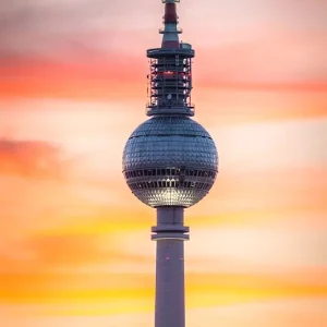 Zonsondergang bij de tv-toren posters & art prints door tbuberlin - Premium Poster - 50x70 Haute Qualité