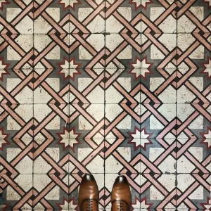 Achat Immédiat Geketende tegels posters & art prints door Yamil Doval - Premium Poster - 50x70