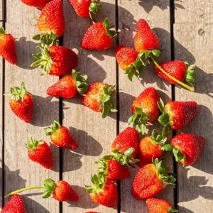 Aardbeien posters & art prints door Carlos Pemberthy Alzate - Premium Poster - 50x70 Promotion Saisonnière